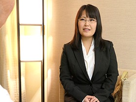 【バスト100cm超え:低身長隠れ爆乳】 ワケありの地味なメガネ主婦OLがAV出演 サンプル動画サムネイル